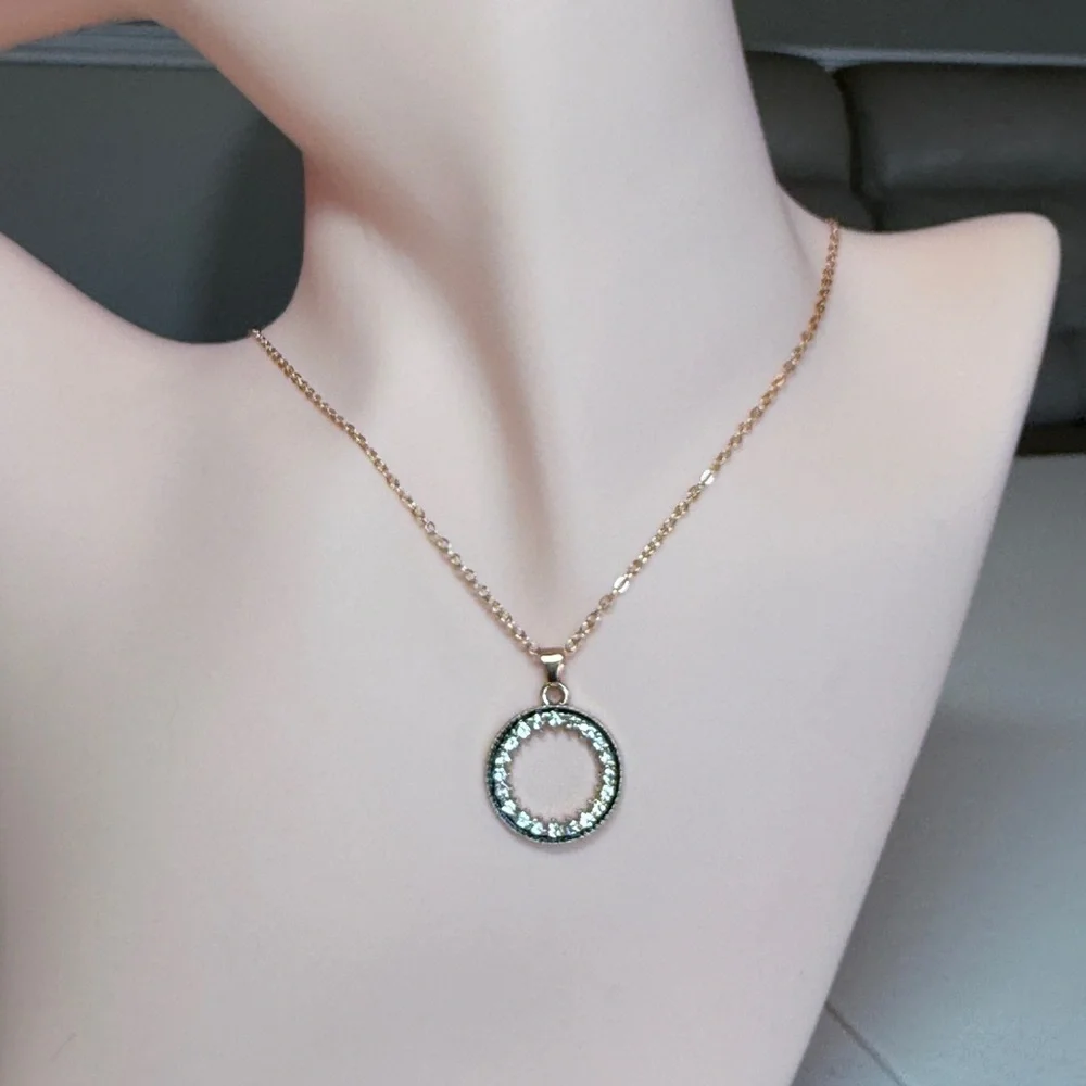 ⚜️ Elegant Gold and Silver Circle Pendant Necklace